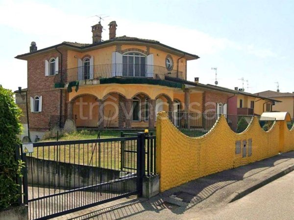 casa indipendente in vendita a Sommo