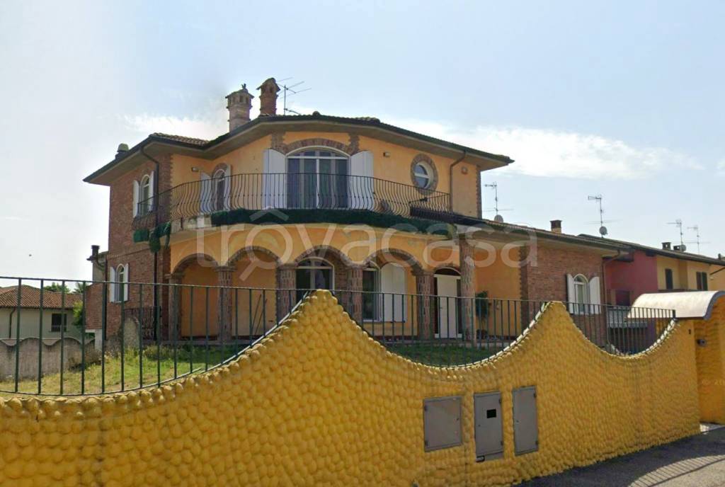 casa indipendente in vendita a Sommo