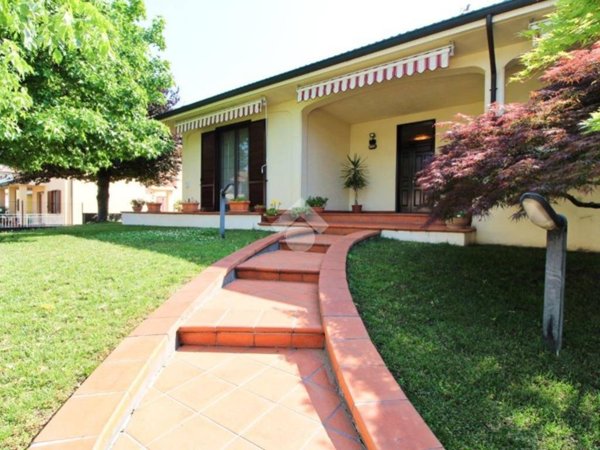 casa indipendente in vendita a Sommo