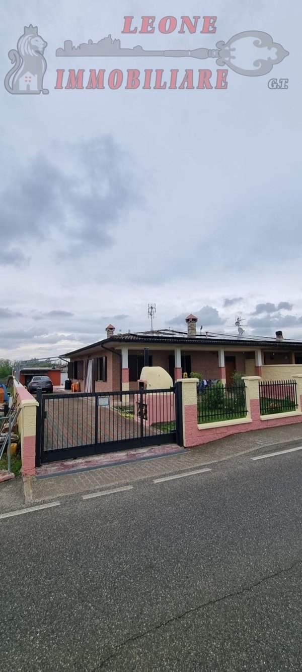 casa indipendente in vendita a Spessa