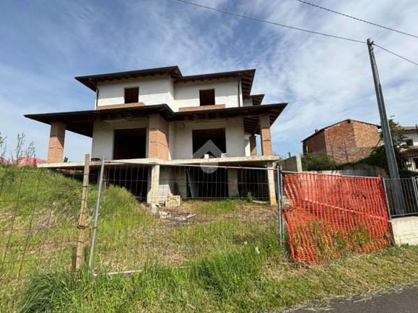 casa indipendente in vendita a Stradella in zona Casamassimini