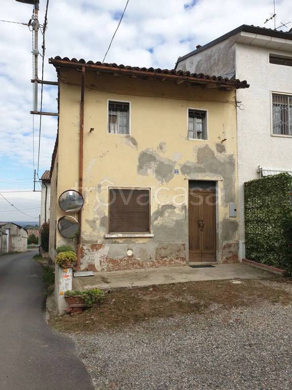 casa indipendente in vendita a Stradella in zona Casamassimini