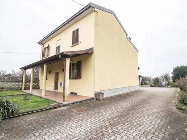 casa indipendente in vendita a Stradella