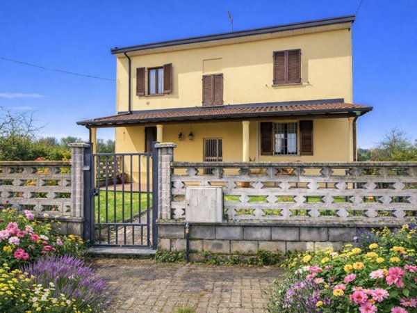 casa indipendente in vendita a Stradella