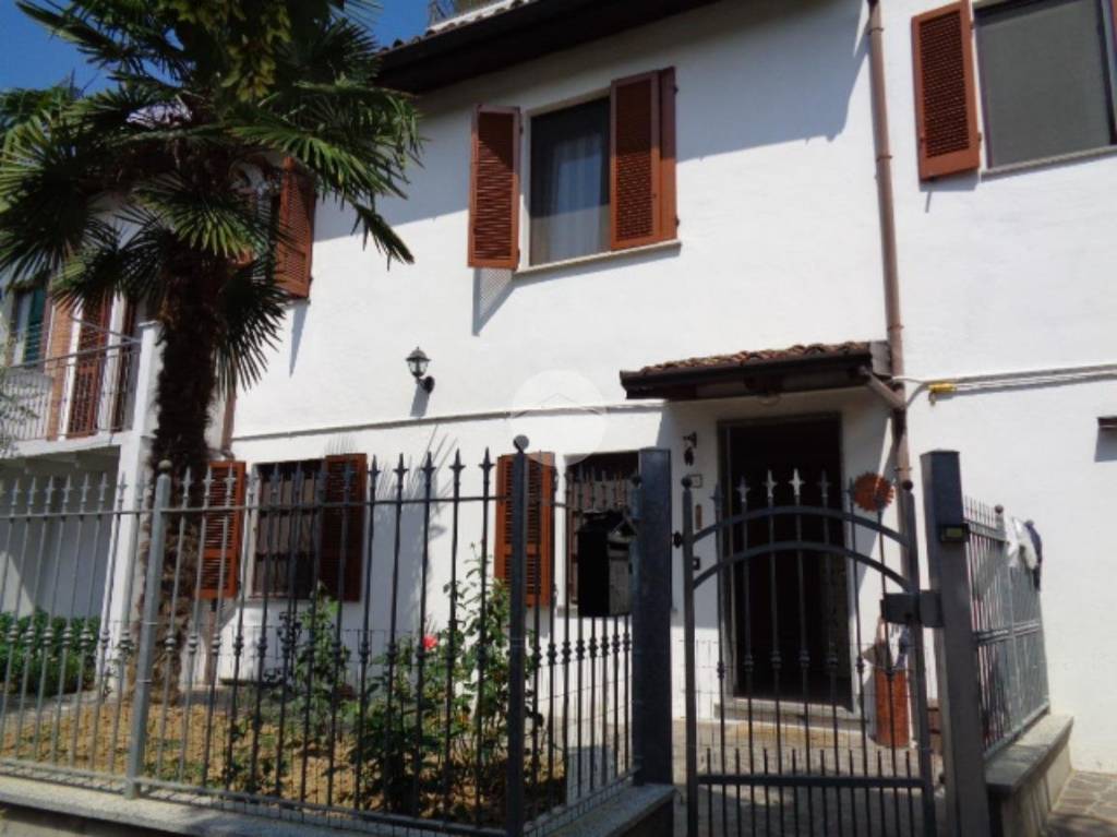 casa indipendente in vendita a Stradella