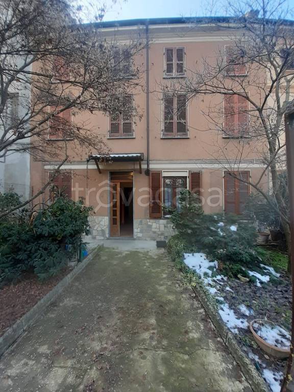 casa indipendente in vendita a Stradella