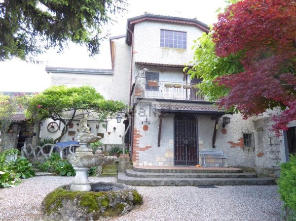 casa indipendente in vendita a Stradella in zona Casa Agati