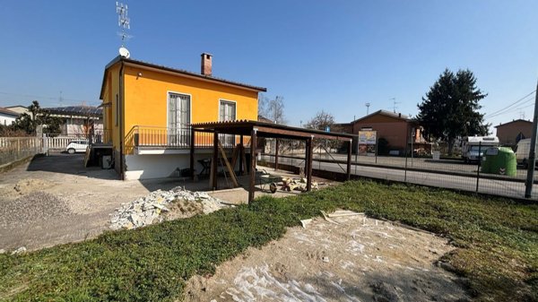 casa indipendente in vendita a Stradella