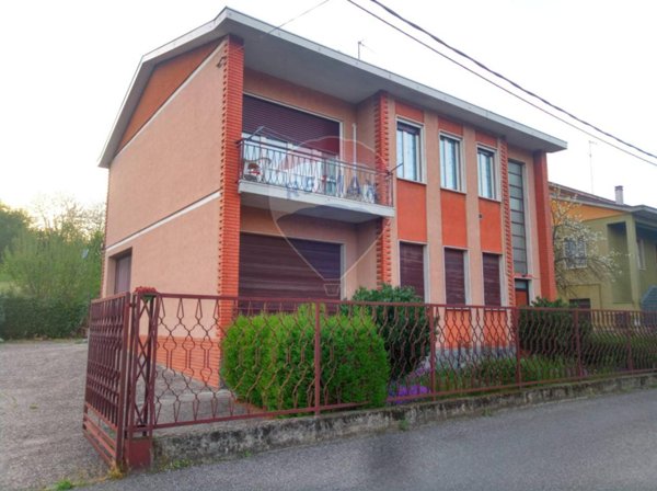 casa indipendente in vendita a Stradella