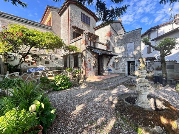 esavano in vendita a Stradella in zona Torre Sacchetti