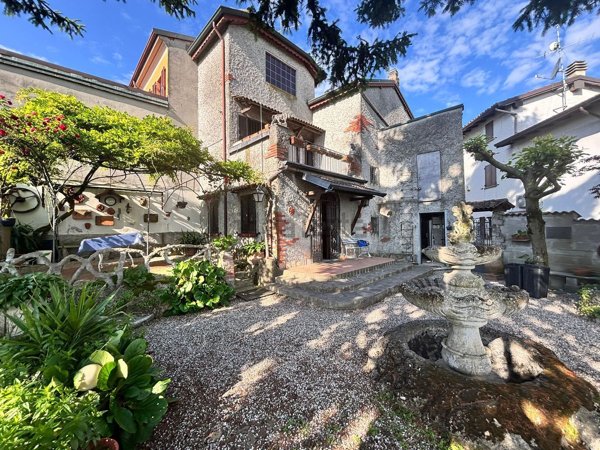 esavano in vendita a Stradella in zona Torre Sacchetti