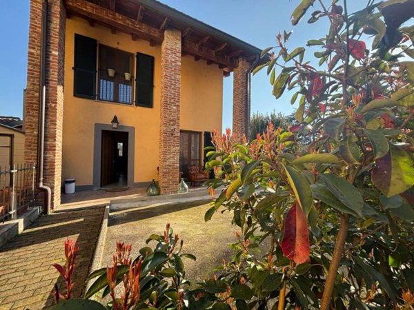 casa indipendente in vendita a Stradella in zona Casamassimini