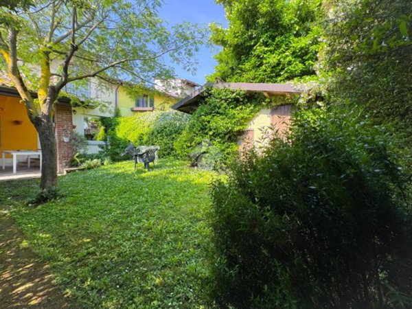 casa indipendente in vendita a Stradella in zona Torre Sacchetti