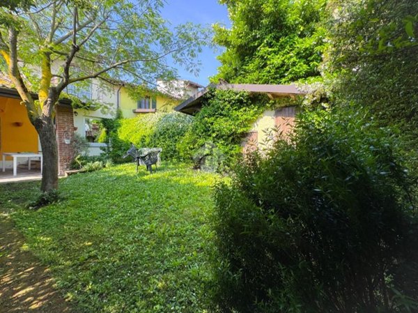 casa indipendente in vendita a Stradella in zona Torre Sacchetti