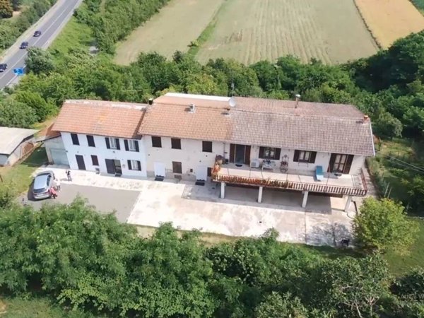 casa indipendente in vendita a Stradella in zona Colombetta-Piane
