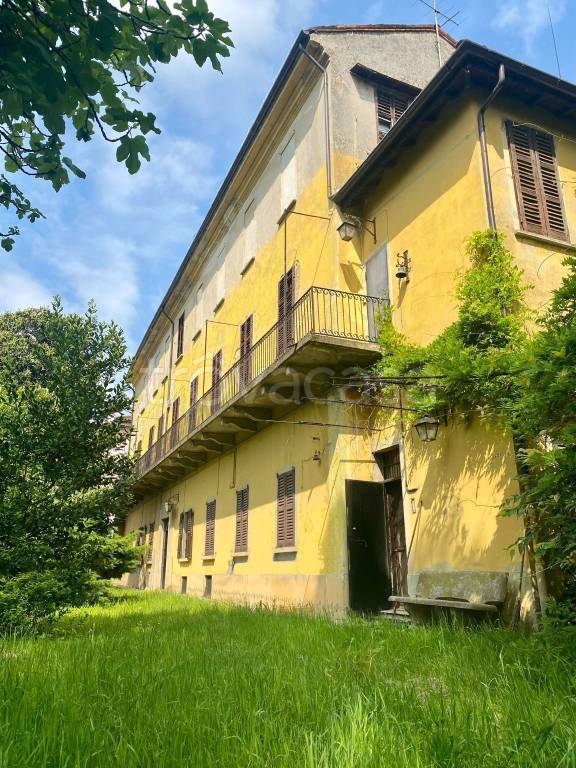 casa indipendente in vendita a Stradella in zona Montebruciato
