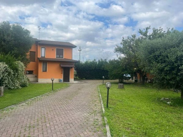 casa indipendente in vendita a Stradella