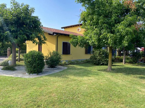 casa indipendente in vendita a Stradella in zona Casamassimini