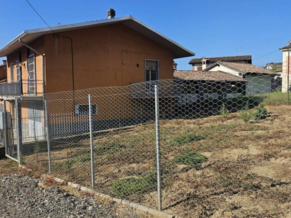 casa indipendente in vendita a Stradella in zona Casamassimini