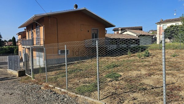 casa indipendente in vendita a Stradella