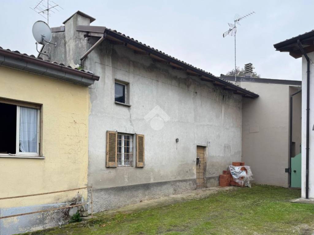 casa indipendente in vendita a Stradella in zona Casamassimini
