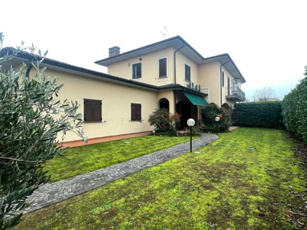 casa indipendente in vendita a Stradella