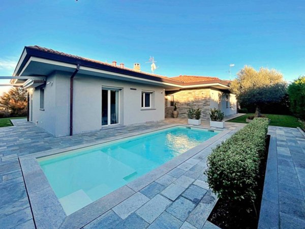 casa indipendente in vendita a Stradella