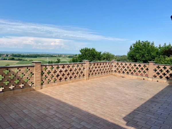 casa indipendente in vendita a Stradella