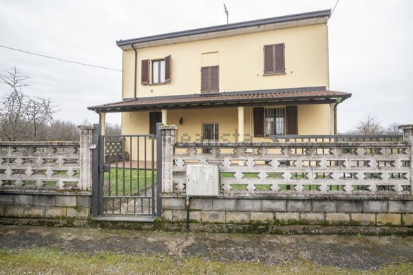 casa indipendente in vendita a Stradella