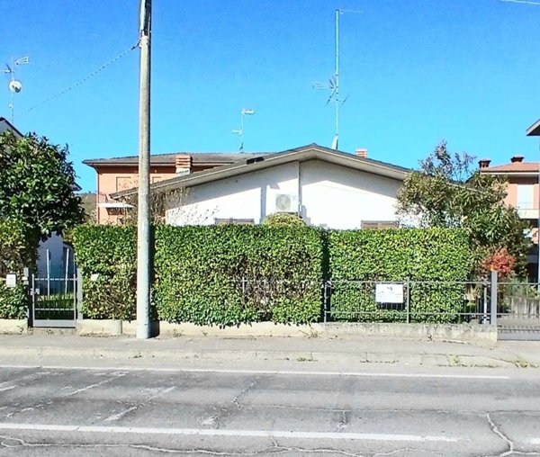 casa indipendente in vendita a Stradella in zona Montebruciato