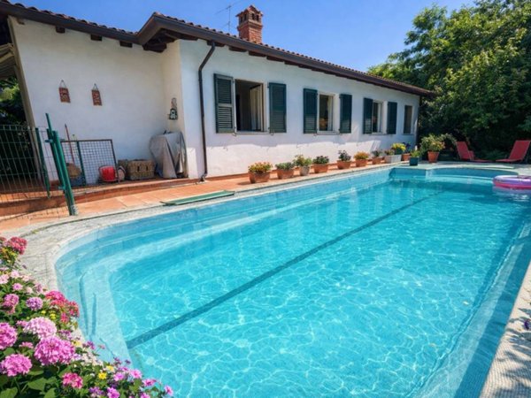 casa indipendente in vendita a Stradella in zona Montebruciato