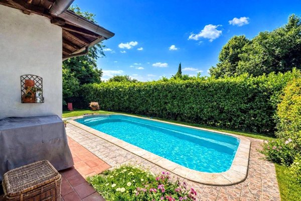 casa indipendente in vendita a Stradella in zona Montebruciato