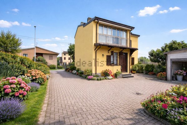 casa indipendente in vendita a Stradella