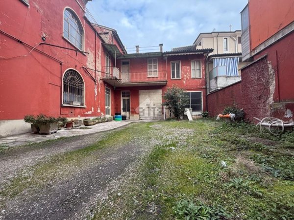 casa indipendente in vendita a Stradella in zona Montebruciato