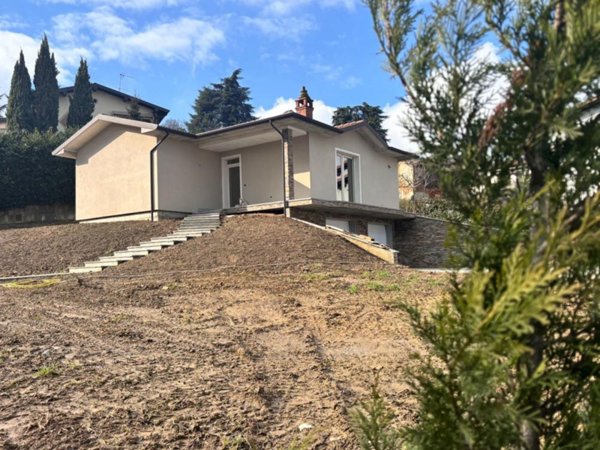 casa indipendente in vendita a Stradella