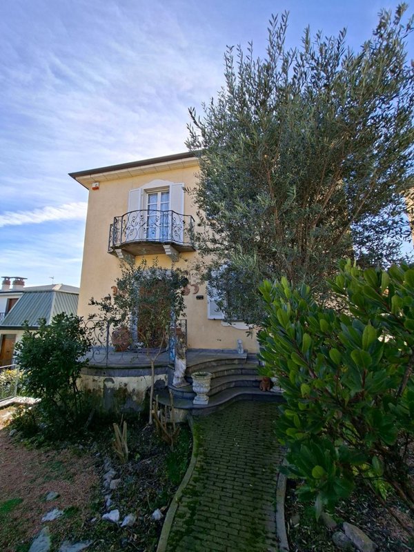 casa indipendente in vendita a Stradella in zona Santa Maria