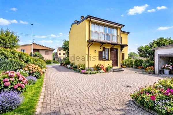 casa indipendente in vendita a Stradella