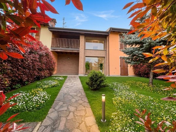 casa indipendente in vendita a Stradella