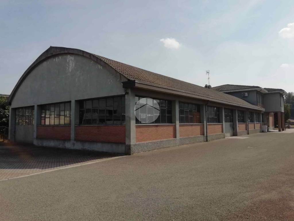 locale commerciale in vendita a Stradella