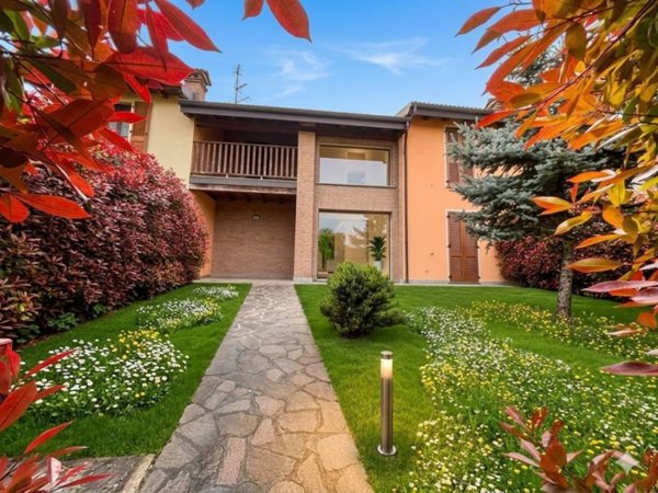 casa indipendente in vendita a Stradella