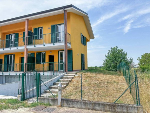 casa indipendente in vendita a Stradella in zona Montebruciato