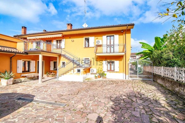 casa indipendente in vendita a Stradella