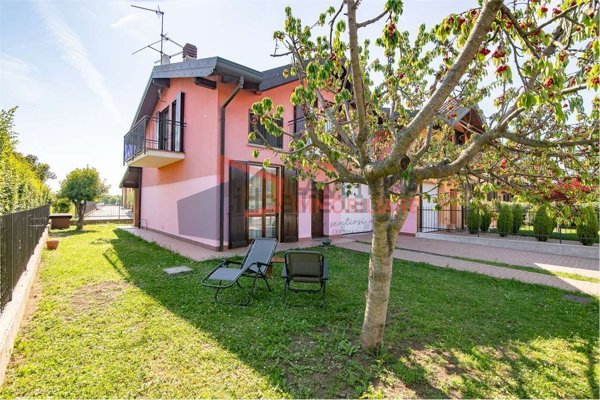 casa indipendente in vendita a Stradella