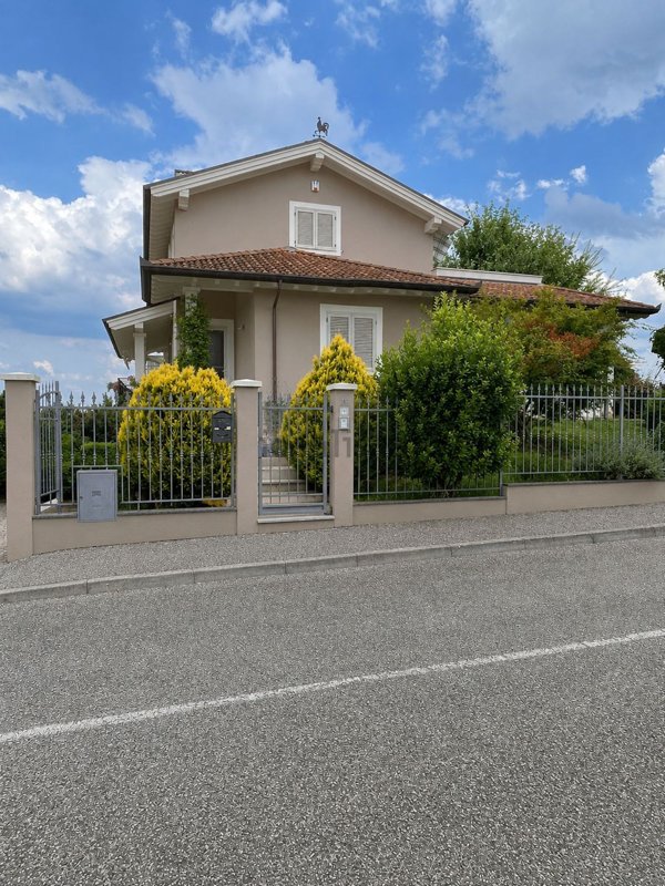 casa indipendente in vendita a Stradella
