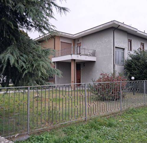 intera palazzina in vendita a Stradella in zona Montebruciato