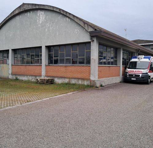 locale commerciale in vendita a Stradella in zona Montebruciato
