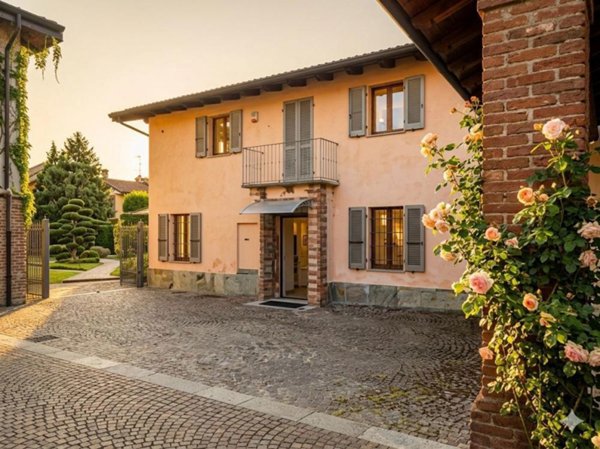 casa indipendente in vendita a Stradella in zona Montebruciato