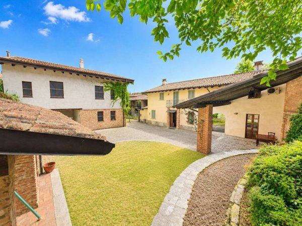 casa indipendente in vendita a Stradella in zona Montebruciato