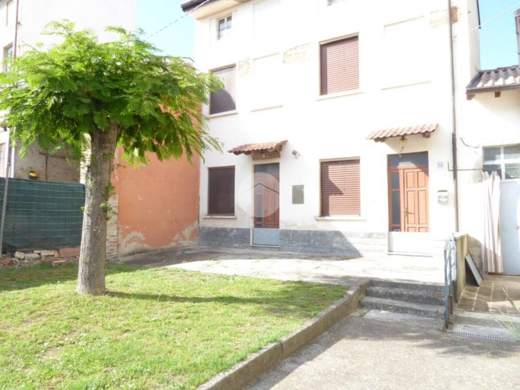 casa indipendente in vendita a Stradella in zona Boccazza