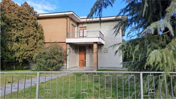 casa indipendente in vendita a Stradella in zona Montebruciato